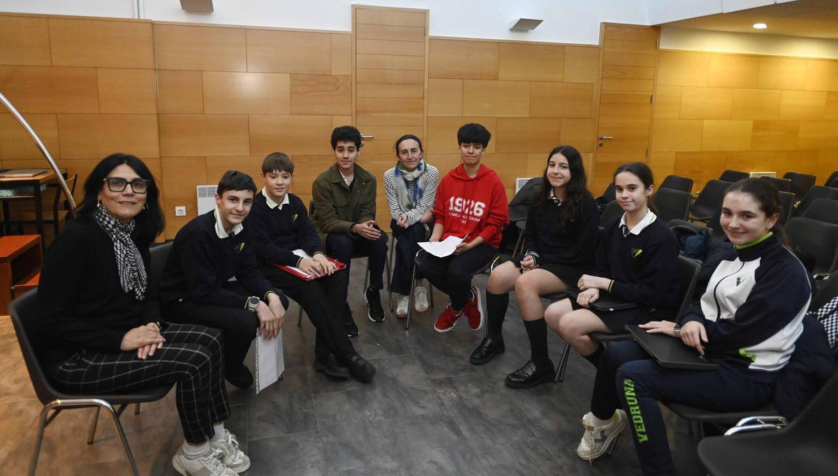 Alumnado de Carmelitas con Patricia de Dios (en el centro) y la profesora María Almeida (izq.).