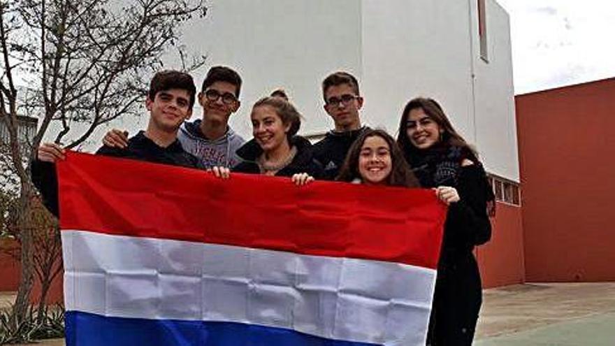 El grupo de estudiantes ibicencos con una bandera holandesa.