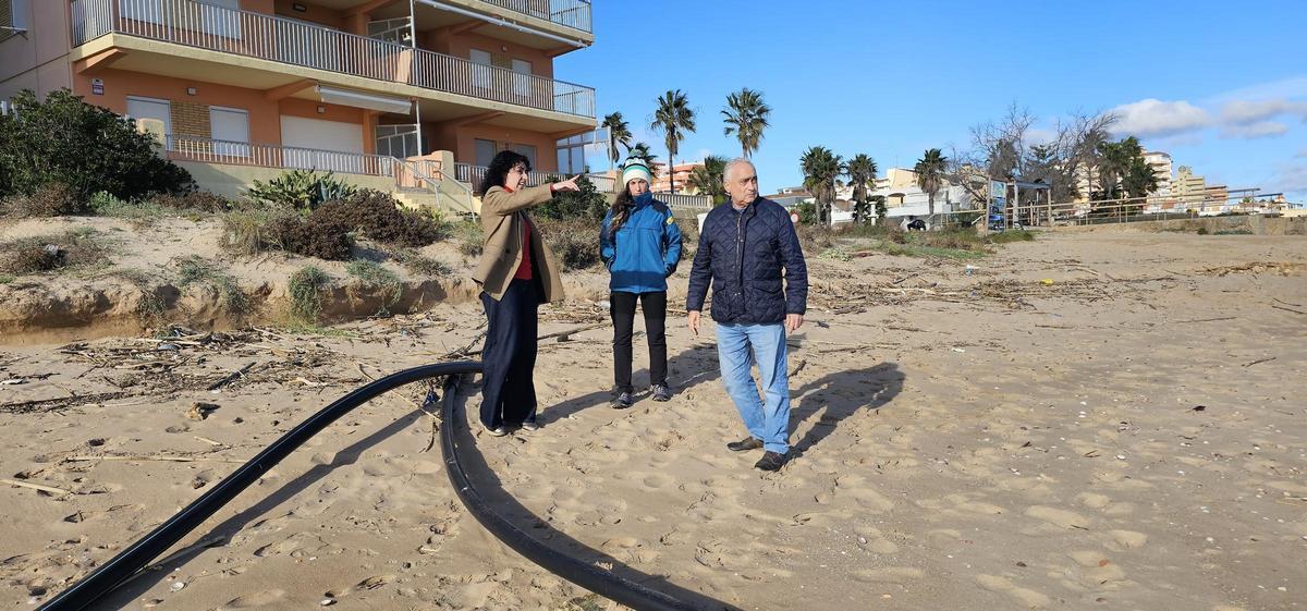 La alcaldesa de Tavernes, Lara Romero, con el concejal de Servicios Públicos y una técnica del Ministerio.