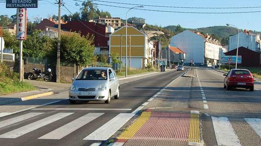 Un tramo de la Avenida de Castelao, la N-550 a su paso por Arcade.