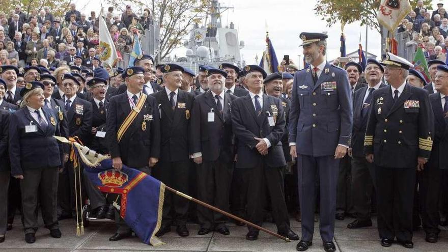 El acto incluyó un homenaje a la bandera, con izado de la misma y la imposición de tres condecoraciones a veteranos.
