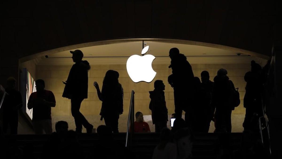 Consumidores en una tienda Apple de Nueva York.