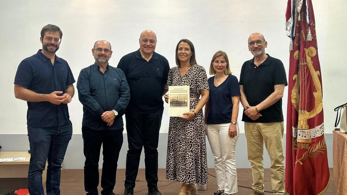 Arcos con representantes municipales en la presentación del libro.