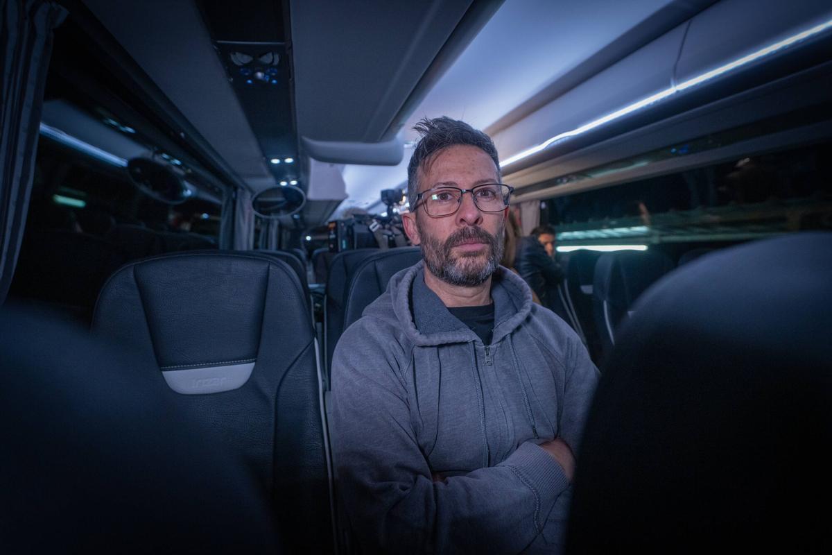 Centelles 7/10/2025 Barcelona Primer día del gran macrocorte de la R3. Estación de Centelles. Pasajeros procedentes de Vic bajan del tren y se disponen qa cojer el bus habilitado. -Sergio Busquets en el bus habilitado por Renfe. AUTOR: JORDI OTIX