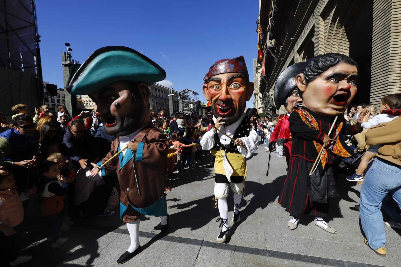 En imágenes | La comparsa de gigantes y cabezudos ilusionan a los más pequeños