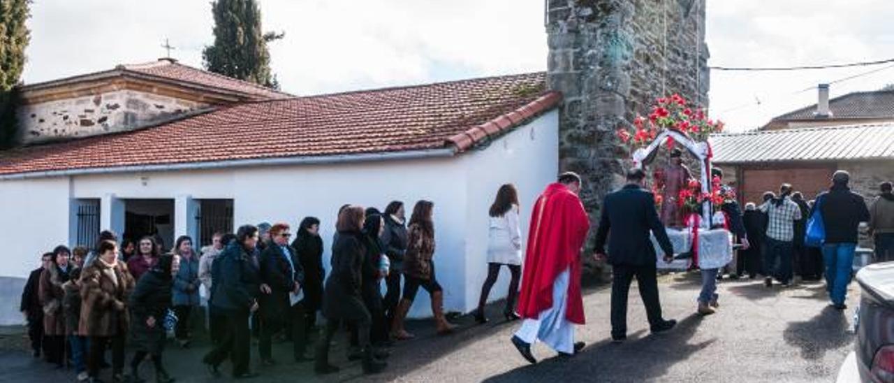 La procesión, en honor a san Vicente mártir, rodea el templo medieval en el que se custodia la reliquia con poderes curativos.