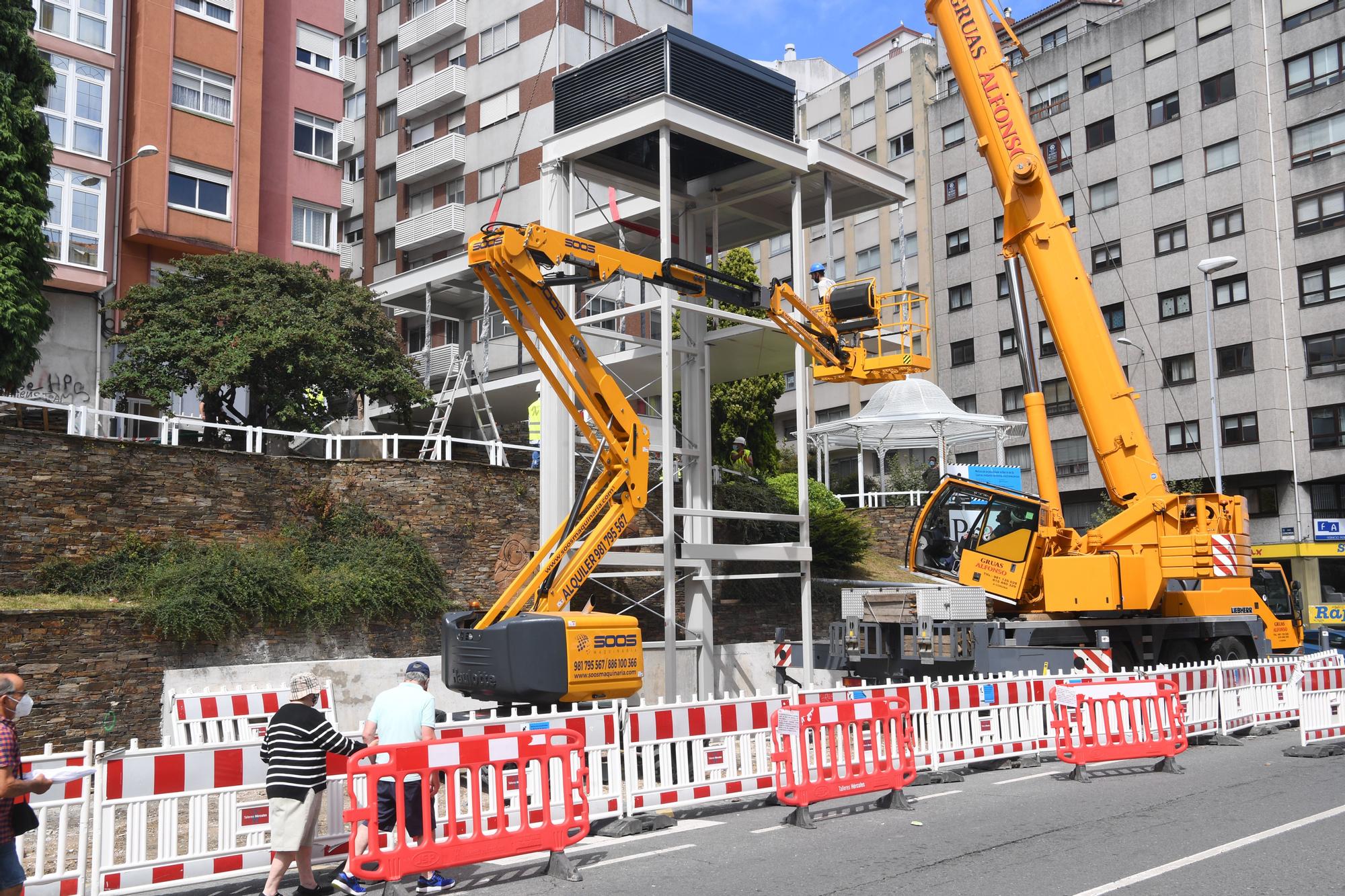 La estructura del ascensor de Os Castros, instalada