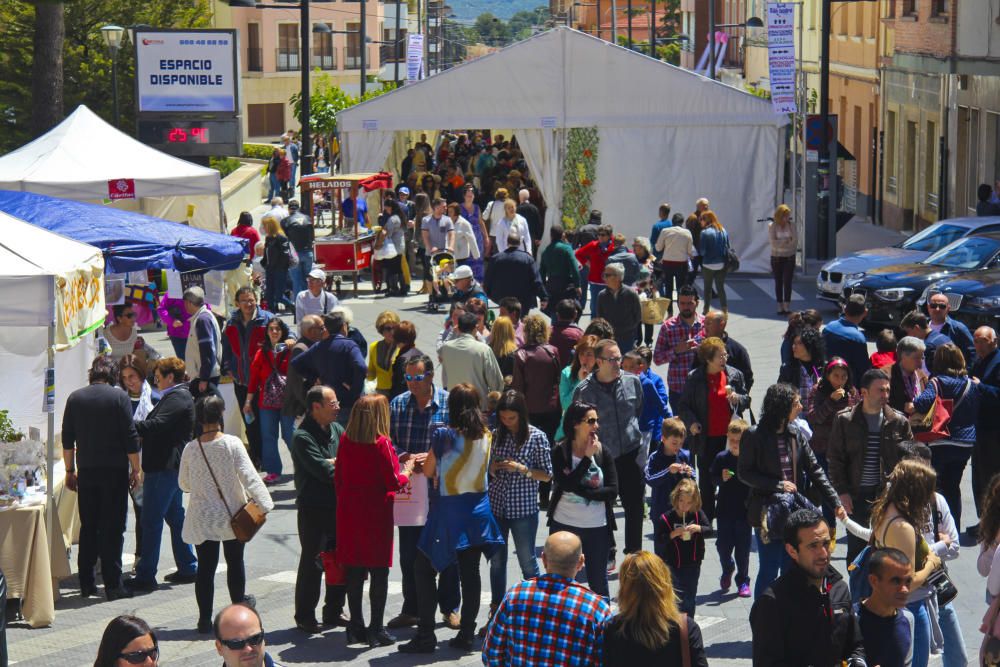 Numerosas personas visitan la Feria de San Isidro para conocer la oferta de los 300 expositores y disfrutar de los actos culturales