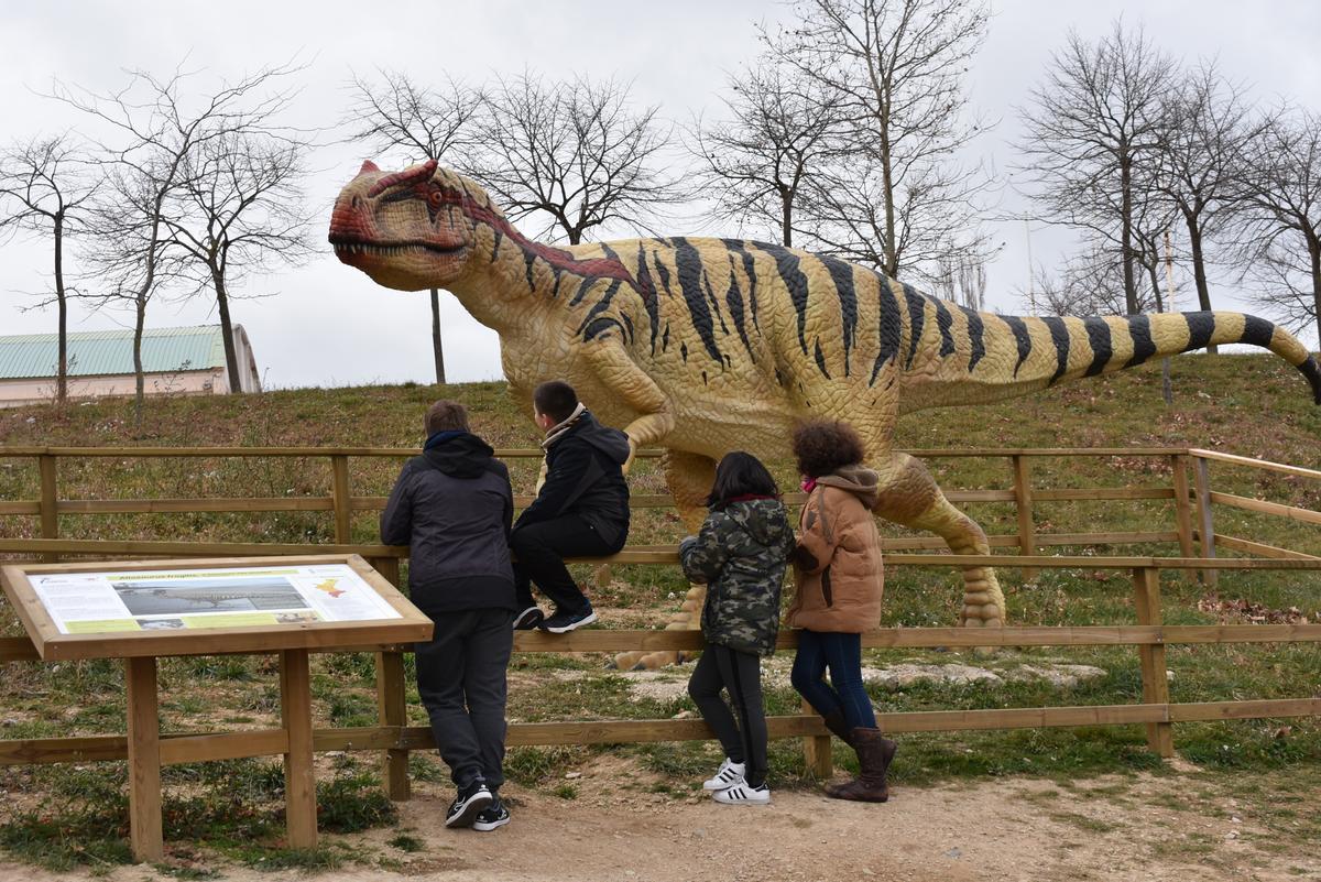 En el paseo de la Alameda hay expuesta una réplica de dinosaurio