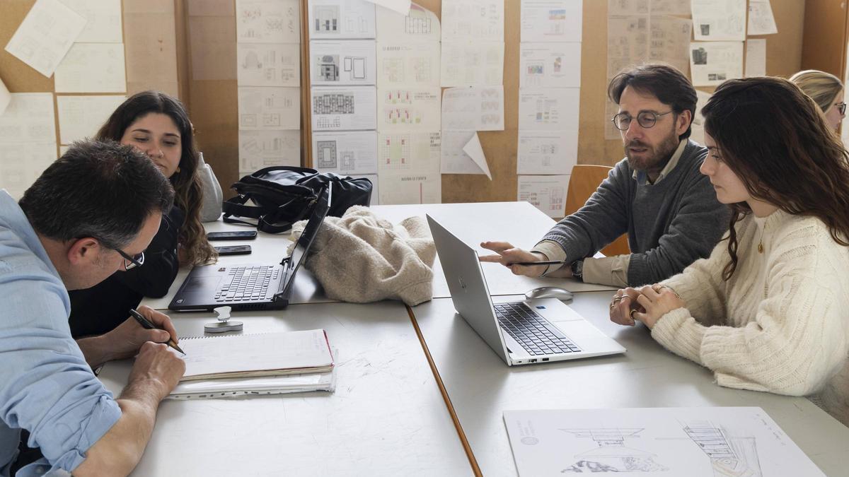 Varias estudiantes de la facultad de Arquitectura de la UPV trabajando con sus profesores.