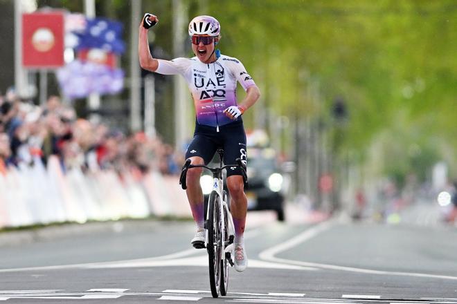 Paula Blasi celebra la victoria en la Amstel Gold Race.