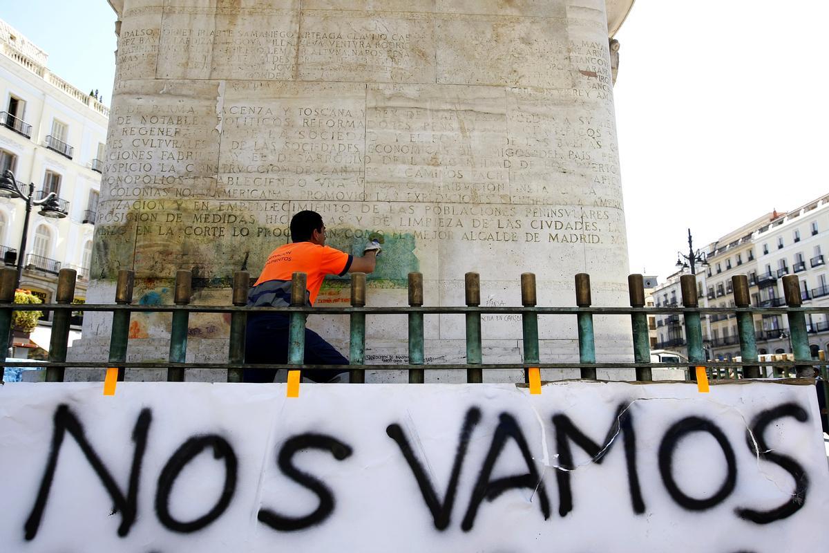 Un operario de los servicios de limpieza de Madrid trabaja en la zona de Sol.