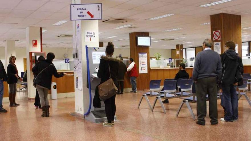 Contribuyentes en las oficinas de Hacienda en Zamora.