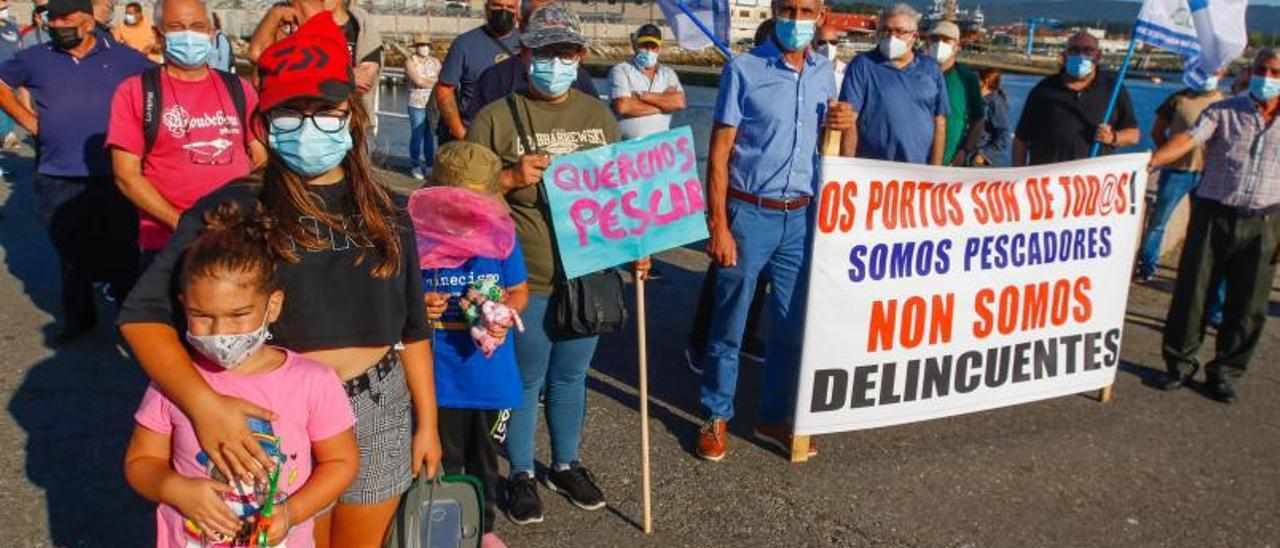 Concentración de pescadores recreativos en el muelle de Cambados.