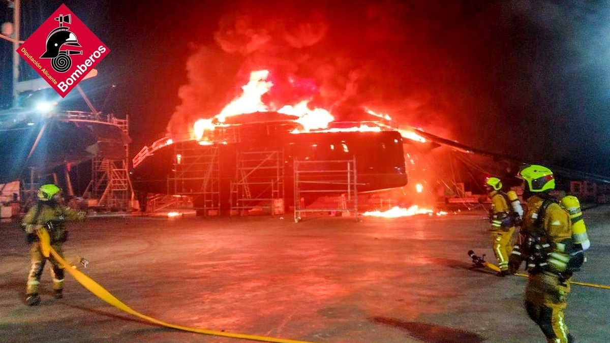 Arde un catamarán de lujo en el puerto de Dénia.