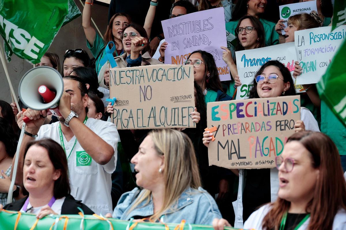 Concentración de matronas en el Hospital La Candelaria bajo el lema 'Nada que celebrar' Concentración de matronas en el Hospital La Candelaria bajo el lema 'Nada que celebrar'
