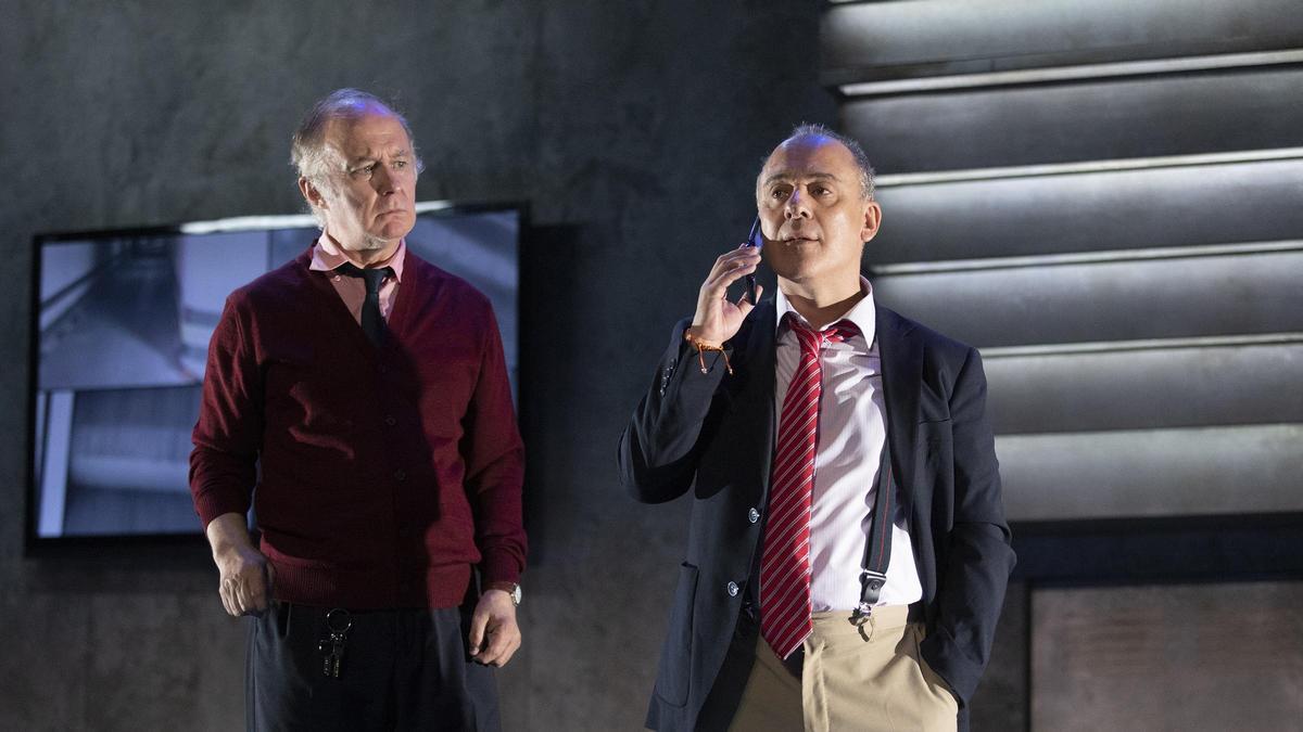 Los actores Luis Bermejo (izquierda) y Javier Gutiérrez (derecha) durante la obra 'El traje'.