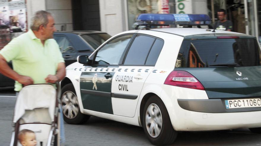 Un coche de la Guardia Civil en Ponteareas. // Adrián Irago