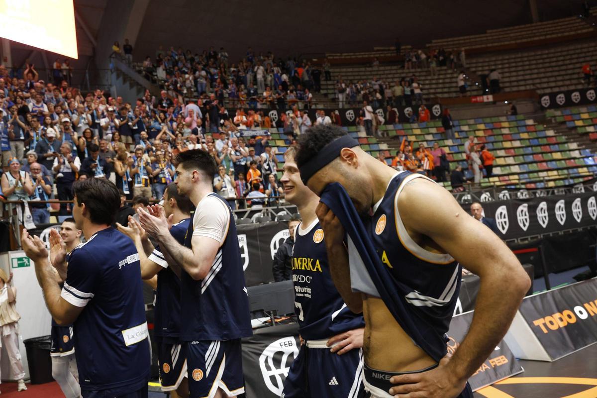 EN IMÁGENES: Así despidió la afición a un heroico Alimerka Oviedo Baloncesto tras caer con Estudiantes en la pelea por la ACB