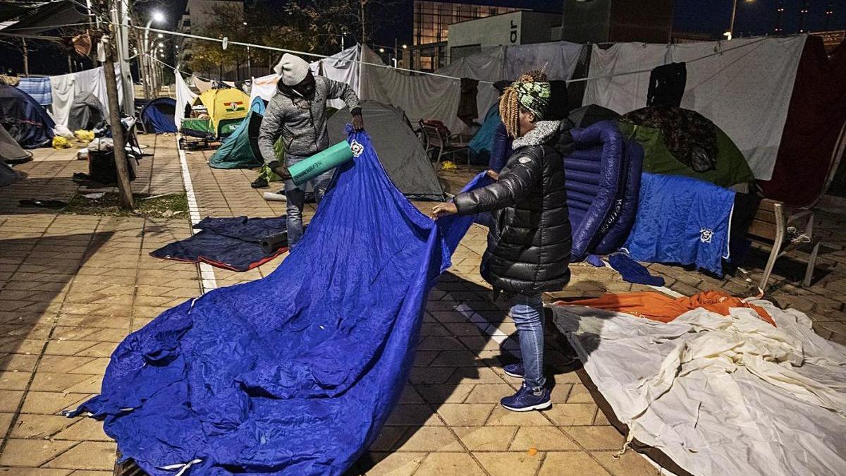 Alguns dels afectats per l’incendi que continuen acampats a la rambla del Gorg.