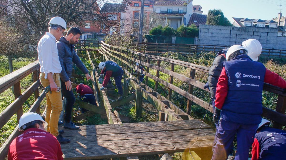 El alcalde de Cambados con personal y alumnos de un taller de empleo anterior.