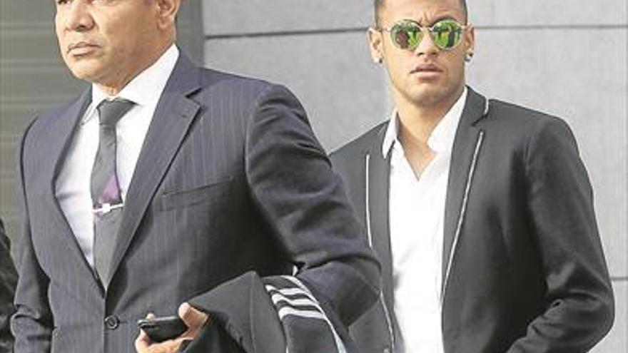 Neymar alega que desconoce los contratos que firma su padre