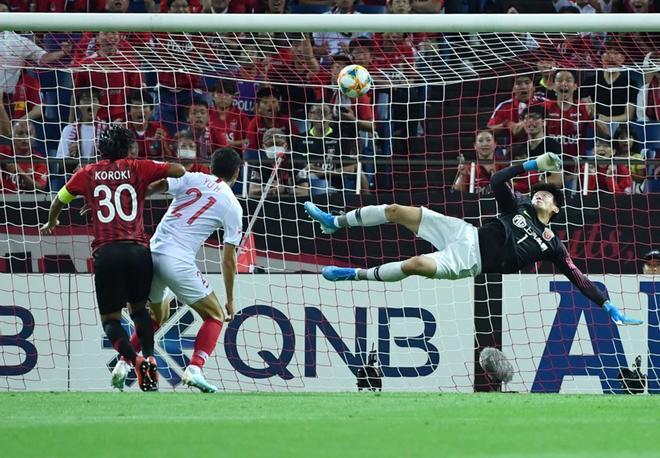 Shinzo Koroki (I) de los Urawa Reds marca un gol durante la vuelta de cuartos de final de la AFC Champions League entre Urawa Reds de Japón y Shanghai SIPG de China en el Estadio Saitama 2002 en Saitama.