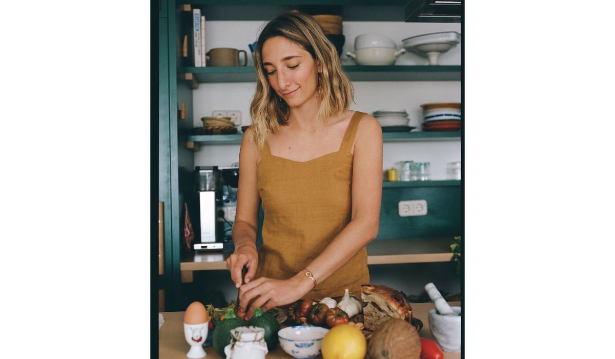 Amelia Platón durante la elaboración de una de sus recetas.