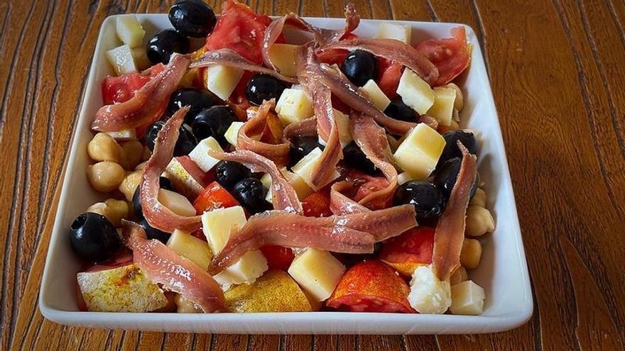 Vídeoreceta de la semana: Ensalada de garbanzos con anchoas