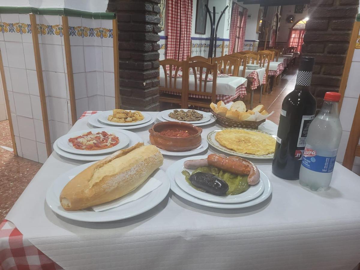 ‘Titaina’, ‘sang amb ceba’, col frita, embutidos variados o tortillas, gran variedad en almuerzos.
