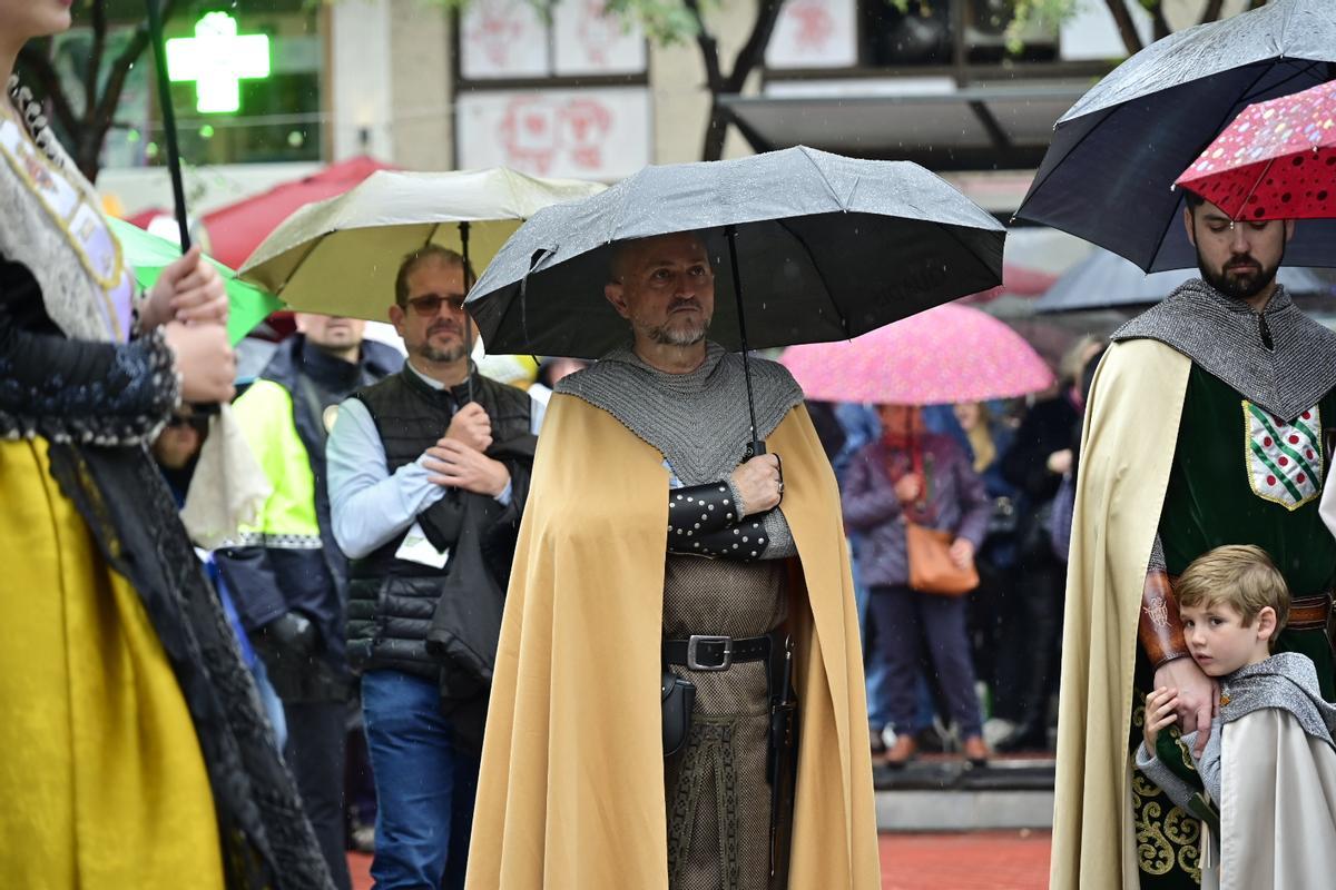 Galería de imágenes: La Germandat dels Cavallers de la Conquesta desafía a la lluvia para homenajear al monarca