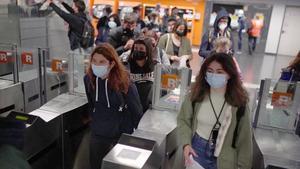 Un grupo de jóvenes pasan sin pagar en la estación de Arc de Triomf de Barcelona para denunciar la grave situación que vive Renfe.