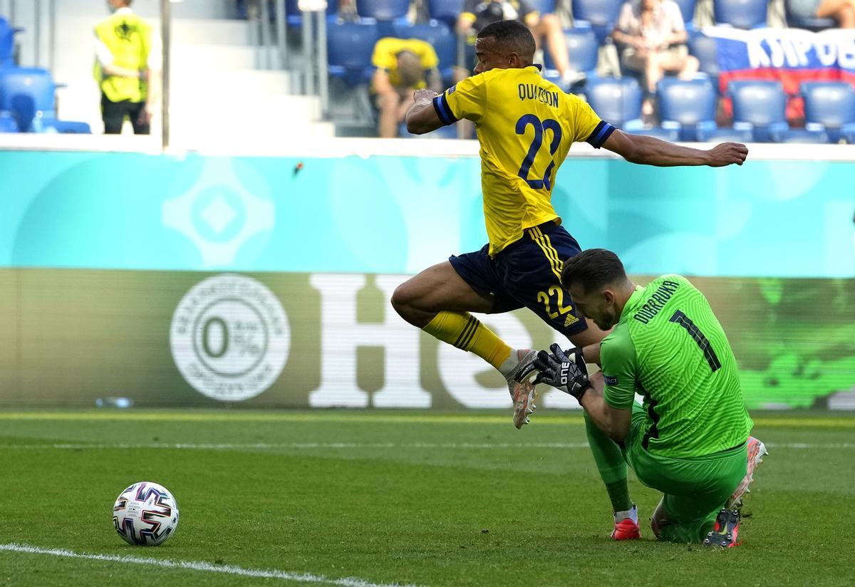 El portero eslovaco Dúbravka comete penalti sobre el atacante sueco Quaison.