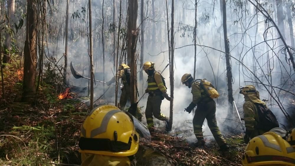 Labores de extinción en San Cibrán // G.Núñez