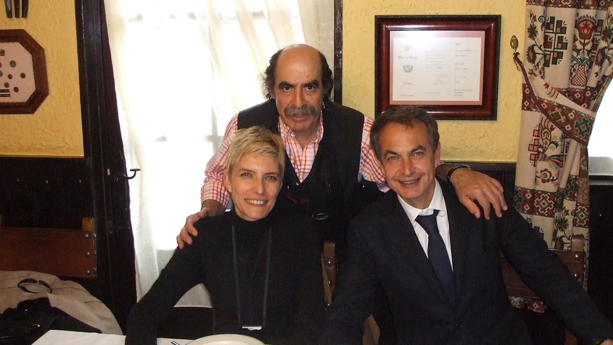 Cecilio Lera con Zapatero y su esposa Sonsoles en el restaurante del alcalde de Castroverde.