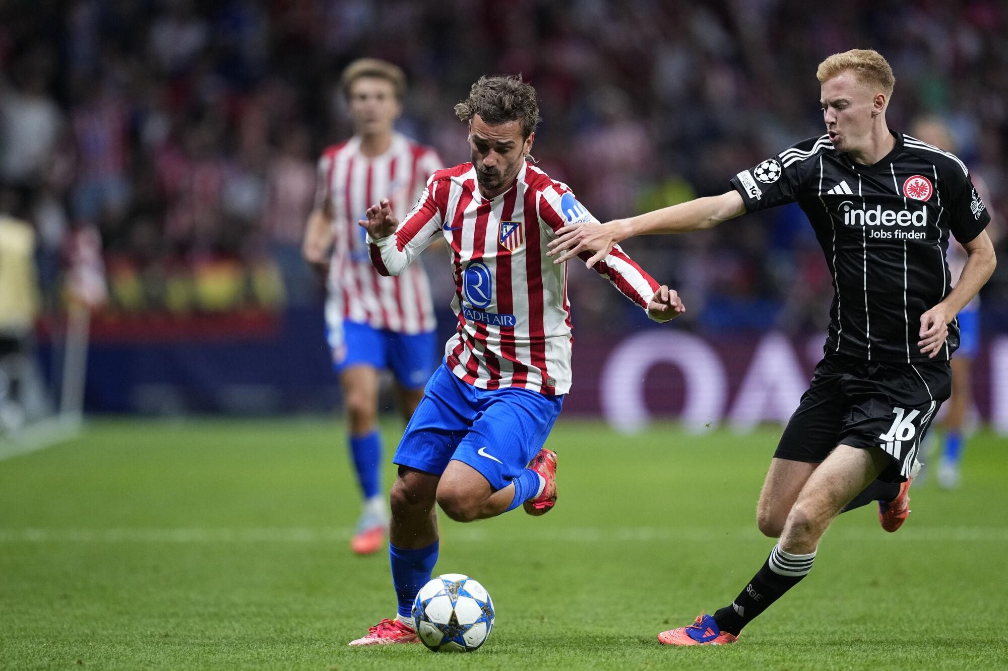 Antoine Griezmann of Atletico de Madrid and Hugo Larsson of Eintracht Frankfurt?? in action during the UEFA Champions League 2025/26 League Phase MD2 match between Atletico de Madrid and Eintracht Frankfurt at Riyadh Air Metropolitano on September 30, 2025, in Madrid, Spain. AFP7 30/09/2025 ONLY FOR USE IN SPAIN. Oscar J. Barroso / AFP7 / Europa Press;2025;SOCCER;SPAIN;SPORT;ZSOCCER;ZSPORT;Atletico de Madrid v Eintracht Frankfurt - UEFA Champions League 2025/26 League Phase MD2;