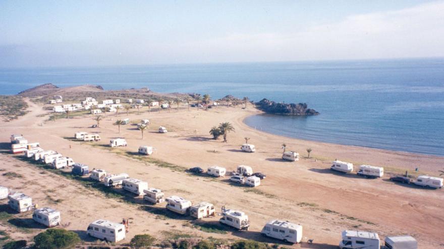 Críticas por las caravanas que acampan en la playa de Percheles de Mazarrón