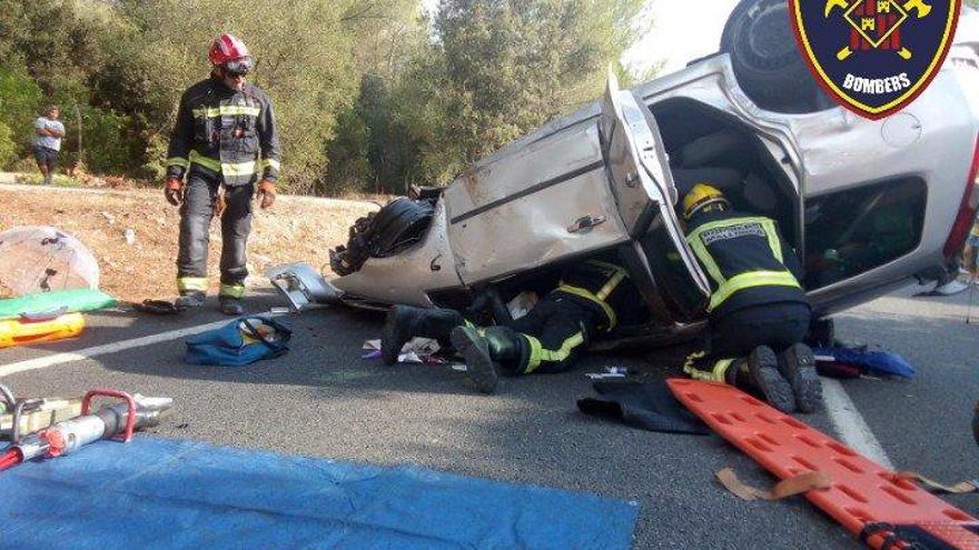 Los bomberos, junto al vehÃ­culo siniestrado