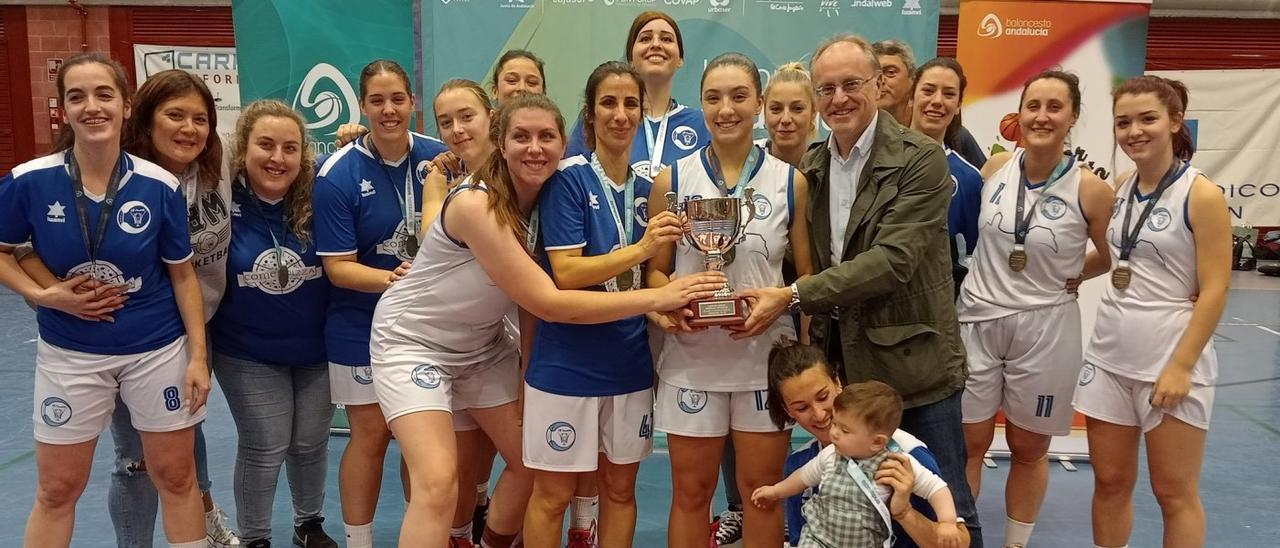 El Montilla celebra la conquista del título provincial sénior femenino de baloncesto.