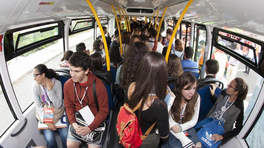 Interior de una guagua que se dirige a la Universidad.