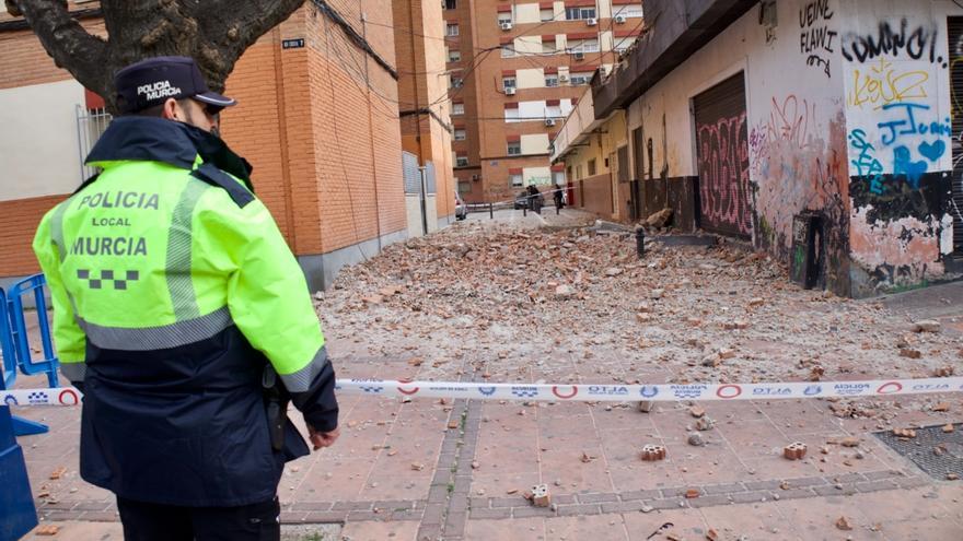 Se derrumba parte de la fachada de un edificio de Murcia por el viento