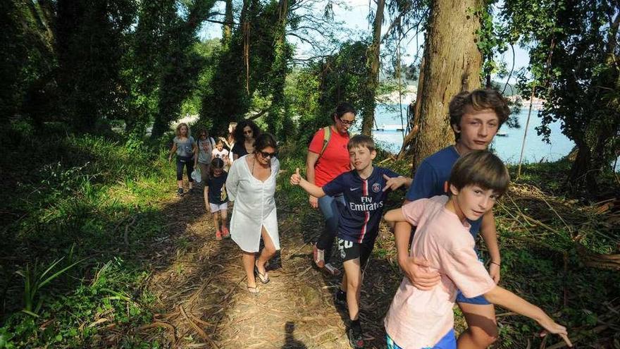 Uno de los grupos que visitó Cortegada durante las vacaciones de Semana Santa. // Iñaki Abella