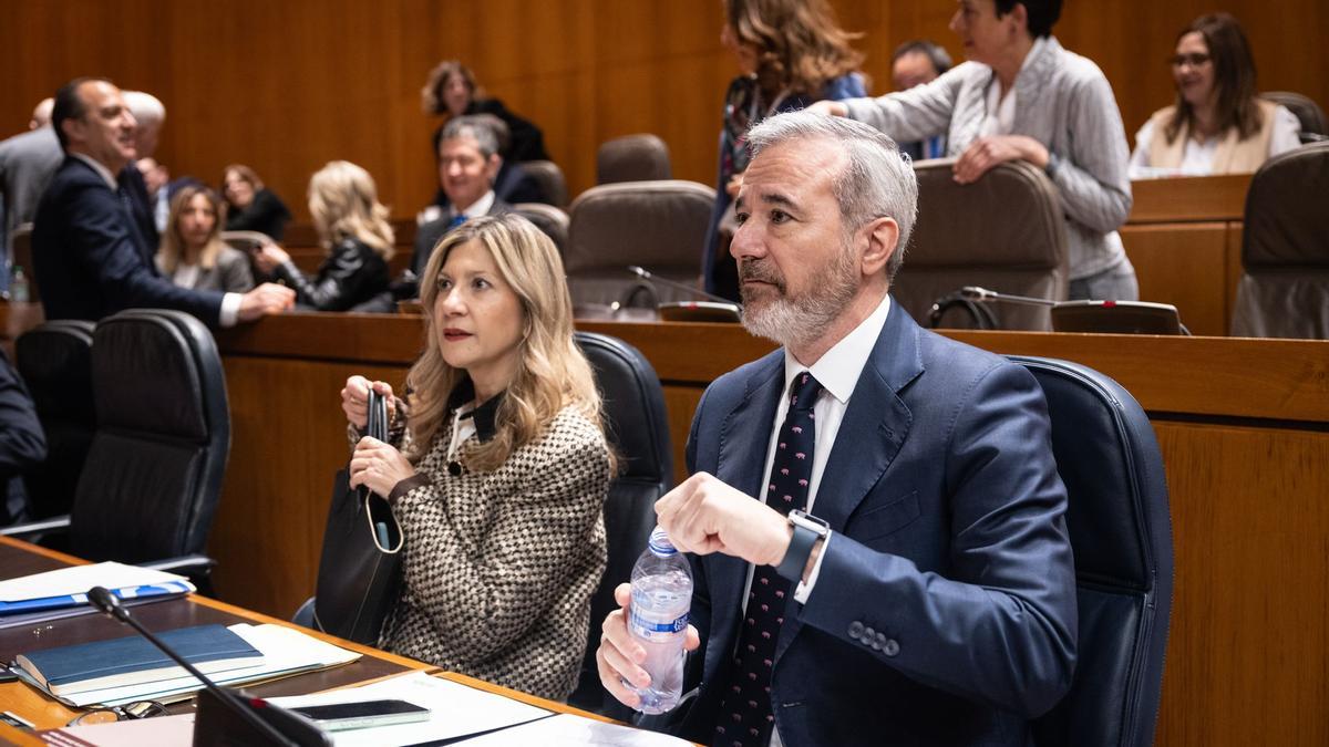 El presidente Azcón, en el pleno, con la vicepresidenta Vaquero.