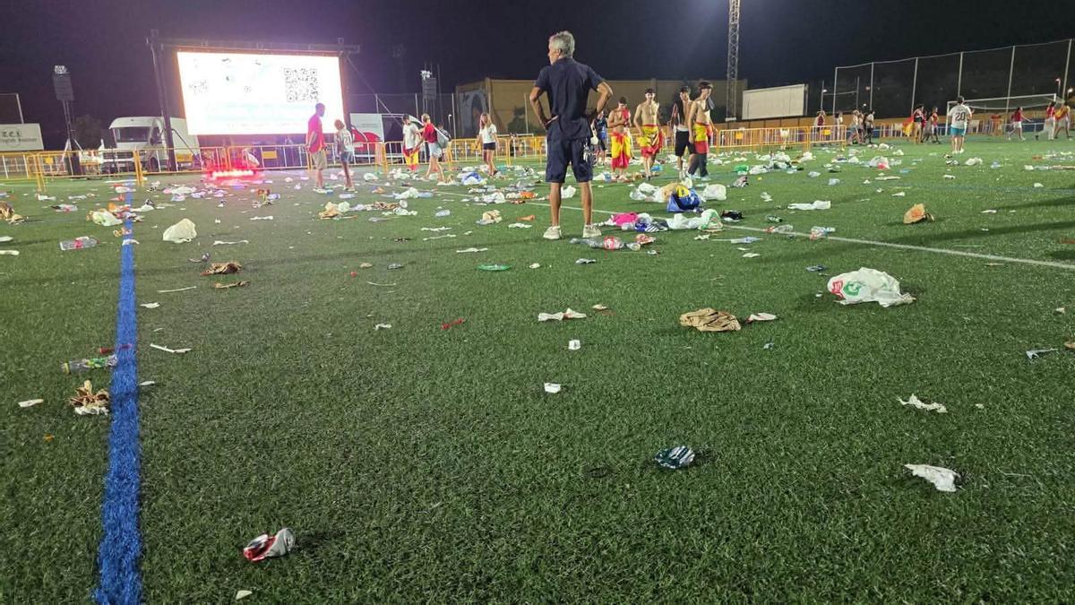 Basura esparcida en el césped del Diego Mena