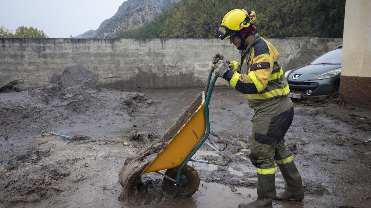 Trabajos del operativo aragonés desplegado tras las lluvias torrenciales en Montalbán.