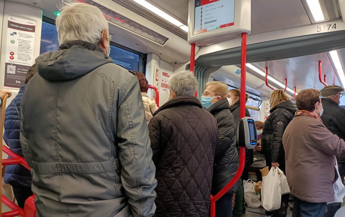 A pesar de la huelga, también hay convoyes que circulan con espacio suficiente para los usuarios.