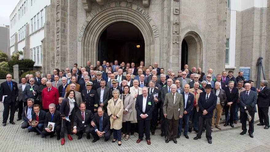 Foto de familia de la promoción , ayer en la Escuela de Náutica.