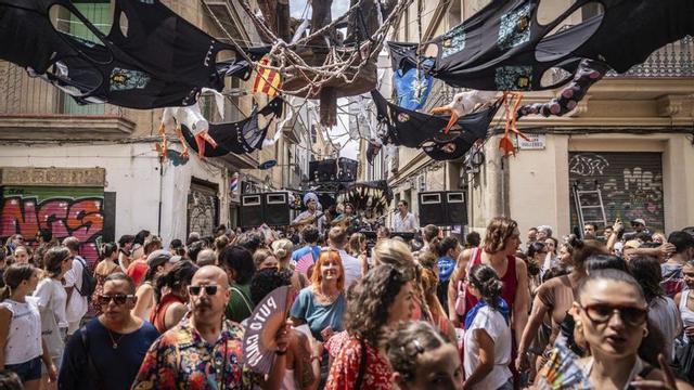 El carrer Perla, amb la decoració ‘La perla negra’ | JORDI OTIX