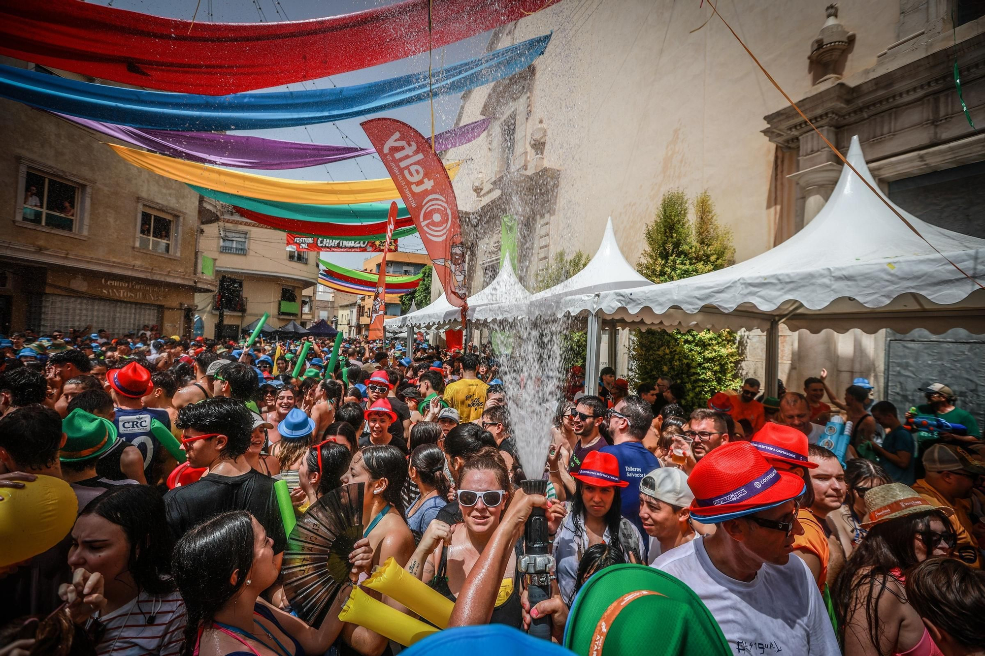 El primer Chupinazo, el de Catral, arranca el ciclo de fiestas veraniegas de los pueblos de la Vega Baja