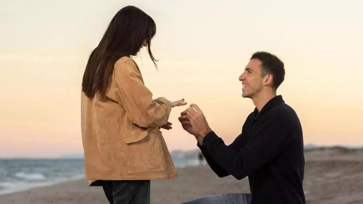 César Tárrega le pidió la mano a su novia en la playa.